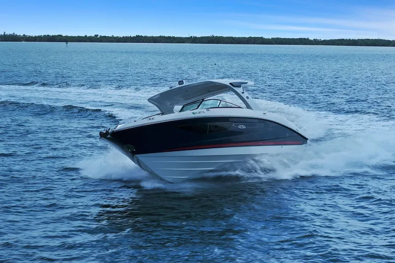 Slide: The Image of Sea Ray SLX 350 Outboard 2023 - 19