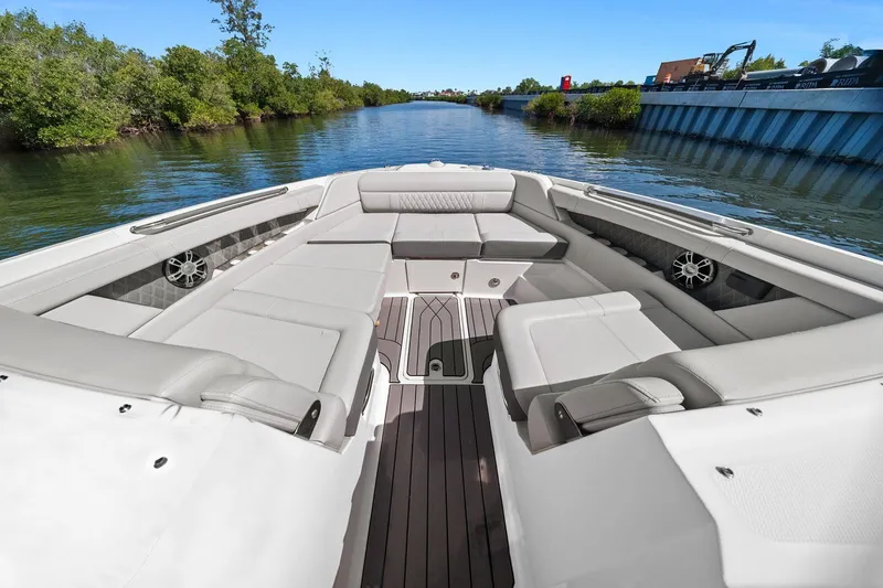 Slide: The Image of Sea Ray SLX 350 Outboard 2023 - 20