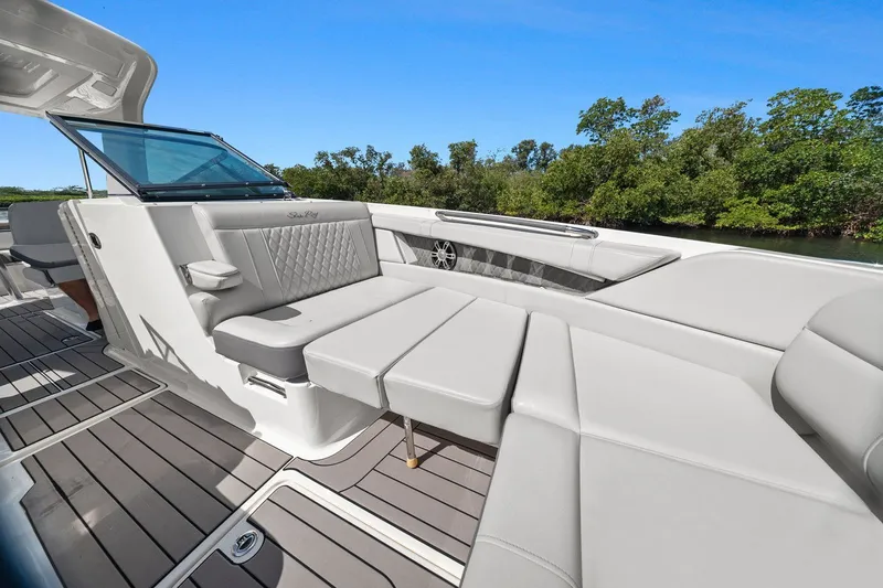 Slide: The Image of Sea Ray SLX 350 Outboard 2023 - 21