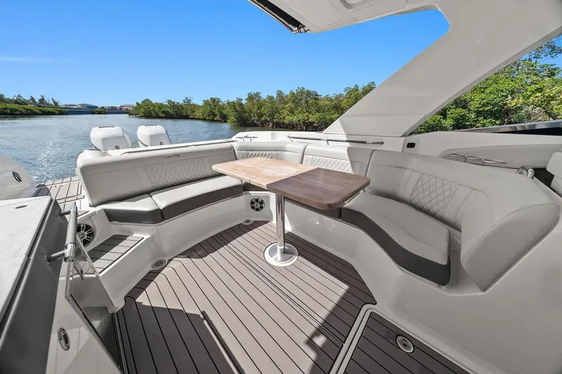 Slide: The Image of Sea Ray SLX 350 Outboard 2023 - 25