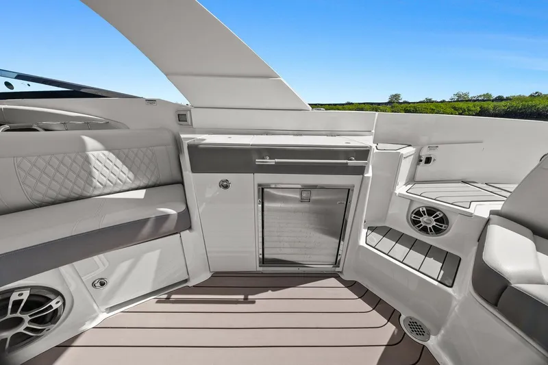 Slide: The Image of Sea Ray SLX 350 Outboard 2023 - 26