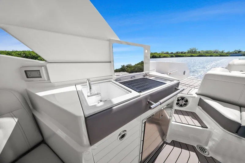Slide: The Image of Sea Ray SLX 350 Outboard 2023 - 27