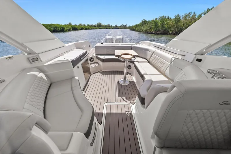 Slide: The Image of Sea Ray SLX 350 Outboard 2023 - 28