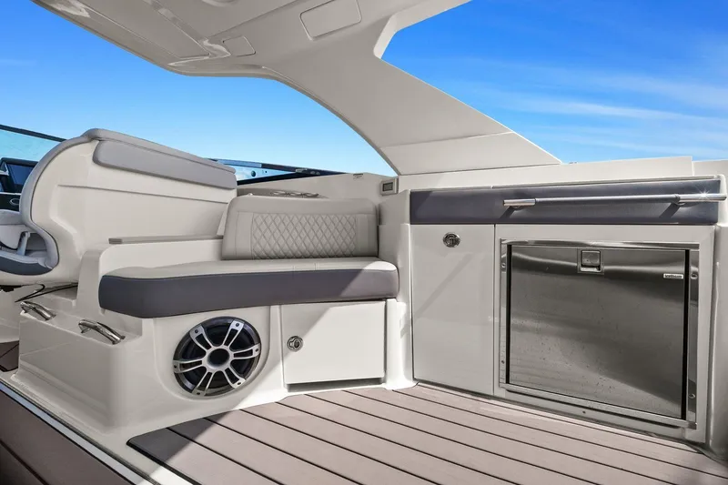 Slide: The Image of Sea Ray SLX 350 Outboard 2023 - 29