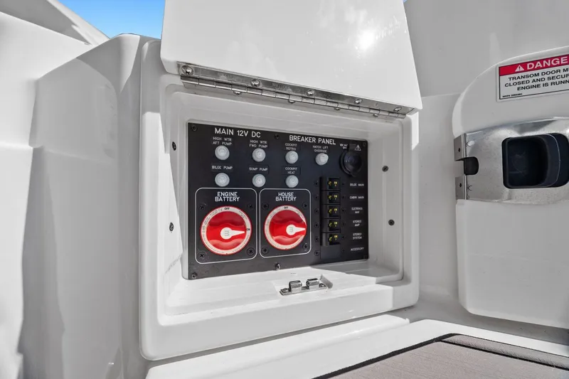 Slide: The Image of Sea Ray SLX 350 Outboard 2023 - 31