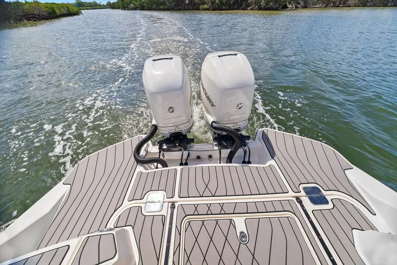 Slide: The Image of Sea Ray SLX 350 Outboard 2023 - 32