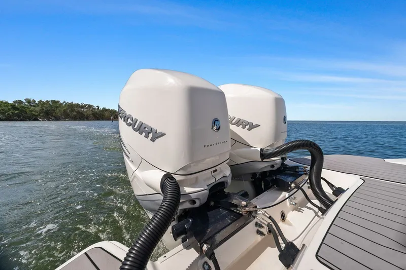 Slide: The Image of Sea Ray SLX 350 Outboard 2023 - 33