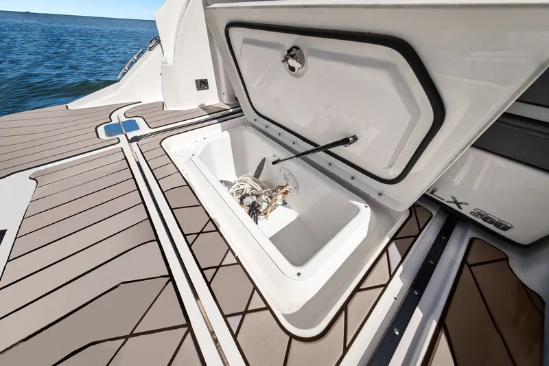 Slide: The Image of Sea Ray SLX 350 Outboard 2023 - 34