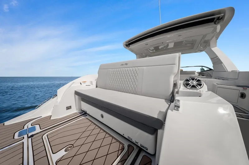 Slide: The Image of Sea Ray SLX 350 Outboard 2023 - 35