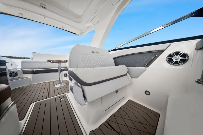 Slide: The Image of Sea Ray SLX 350 Outboard 2023 - 36