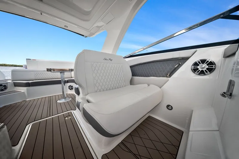 Slide: The Image of Sea Ray SLX 350 Outboard 2023 - 37