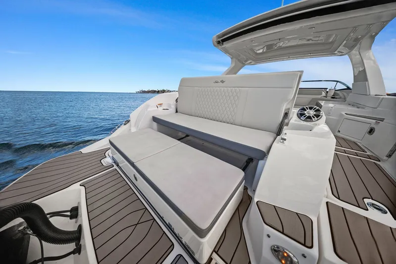 Slide: The Image of Sea Ray SLX 350 Outboard 2023 - 38