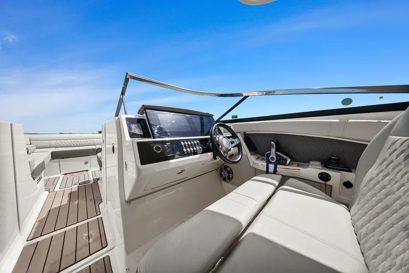 Slide: The Image of Sea Ray SLX 350 Outboard 2023 - 39
