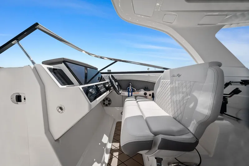 Slide: The Image of Sea Ray SLX 350 Outboard 2023 - 40