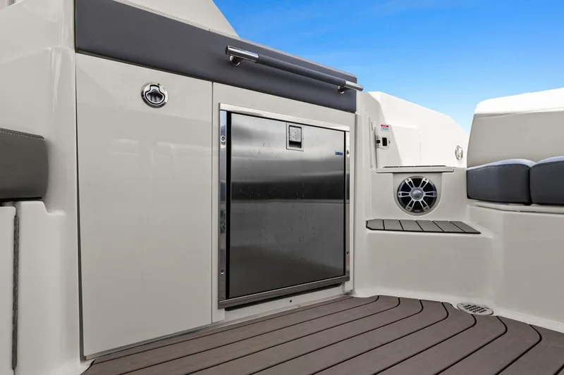 Slide: The Image of Sea Ray SLX 350 Outboard 2023 - 41