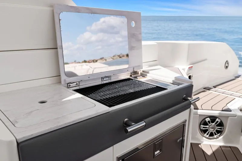 Slide: The Image of Sea Ray SLX 350 Outboard 2023 - 43