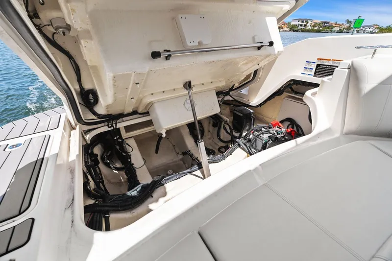 Slide: The Image of Sea Ray SLX 350 Outboard 2023 - 45