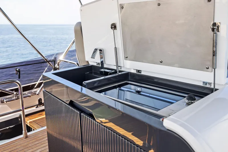 Slide: The Image of Fairline Phantom 65 2024 - 61