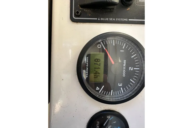 Slide: The Image of Volvo Penta RPM gauge displaying 871.4 hours on Ranger Tugs R-21 EC, 2015 model. - 11