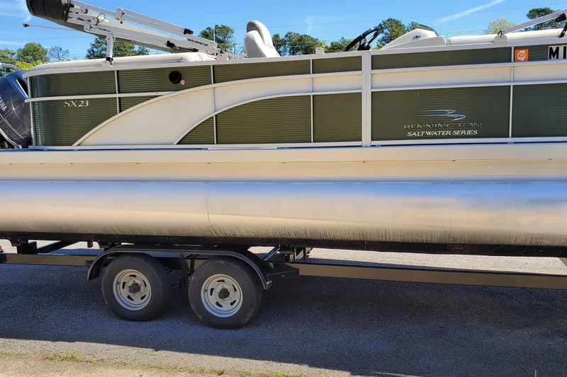 Slide: The Image of 2019 Bennington SX 23 SPDXP pontoon boat on trailer, side view. - 4