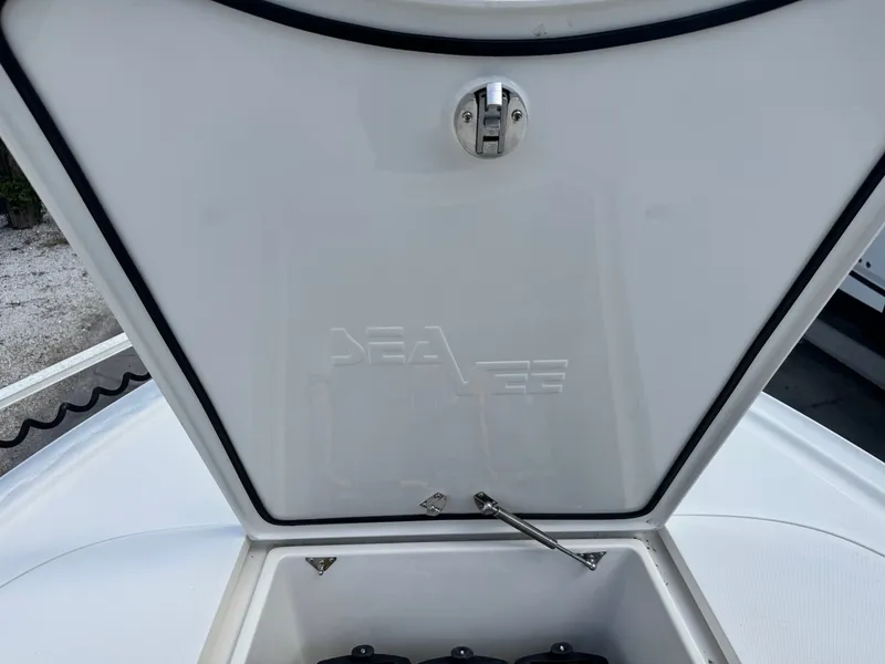Slide: The Image of SeaVee 270 Z 2023 boat hatch with logo. - 36