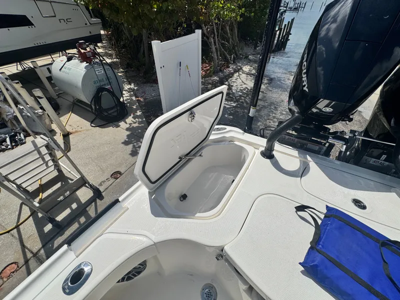 Slide: The Image of SeaVee 270 Z 2023 - 78