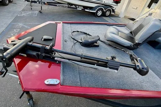 Slide: The Image of 2026 Tracker Bass Tracker Classic XL boat with trolling motor and seating. - 5