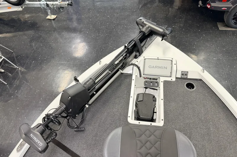 Slide: The Image of 2026 Vexus AVX 1985s boat with Garmin trolling motor and foot pedal on deck. - 25