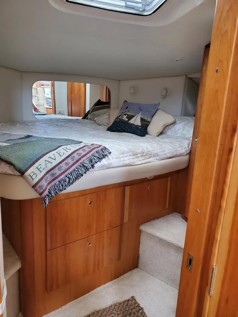 Slide: The Image of Interior of 2000 Silverton 422 Motor Yacht with cozy bedroom. - 20