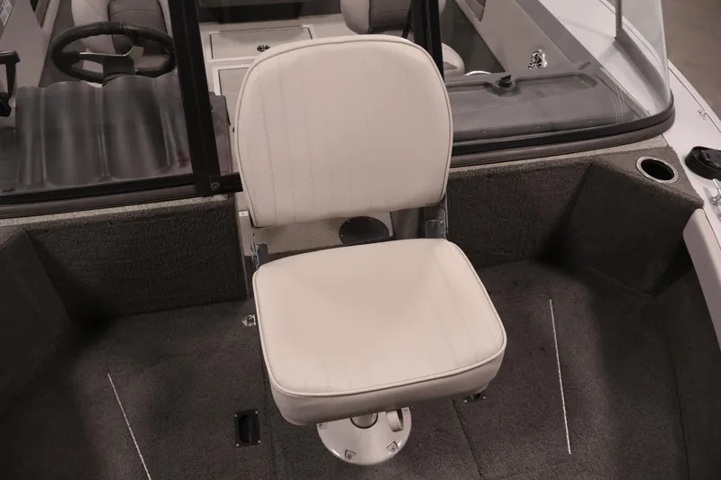 Slide: The Image of 2015 Starcraft Super Fisherman 186 boat interior with white swivel seat. - 16
