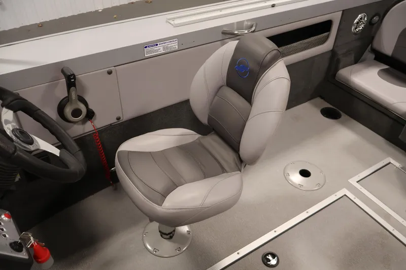 Slide: The Image of Interior of a 2015 Starcraft Super Fisherman 186 boat, featuring a comfortable captain's chair. - 28