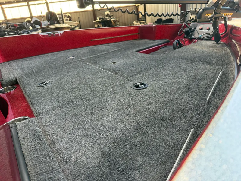 Slide: The Image of Triton 190 Escape 2010 boat with gray carpeted deck. - 10