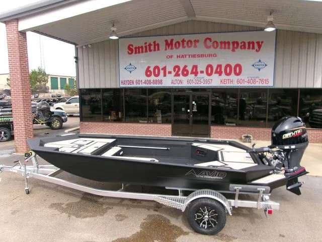 The Image of 2026 Avid 18 Commander boat at Smith Motor Company. - 1