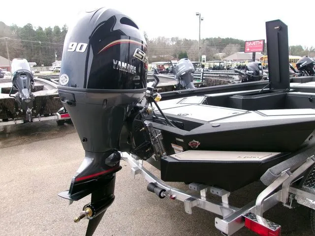 Slide: The Image of Avid 18 Commander 2026 with Yamaha 90 HP outboard motor. - 3