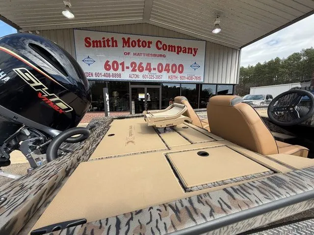 Slide: The Image of 2026 Xpress H20C Crappie boat at Smith Motor Company. - 5