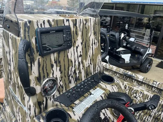 Slide: The Image of Avid 22 Rogue 2026 boat with camouflage design and Garmin device. - 17
