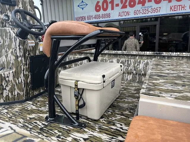 Slide: The Image of Avid 22 Rogue 2026 boat with bench seat and cooler. - 9