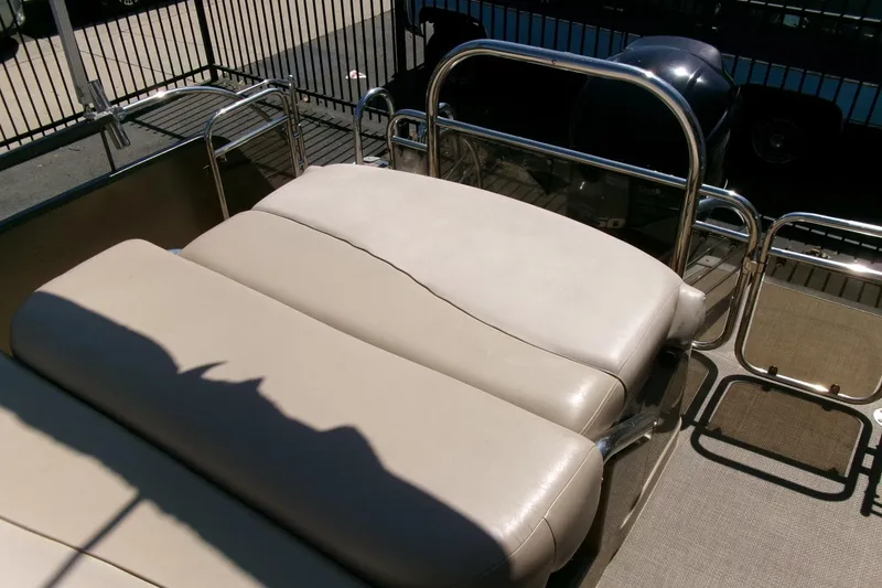 Slide: The Image of 2015 Manitou 25 SES Flip boat with beige seating and metal railings. - 20