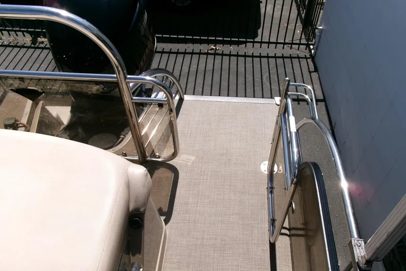 Slide: The Image of 2015 Manitou 25 SES Flip boat deck with railing and seating area. - 23