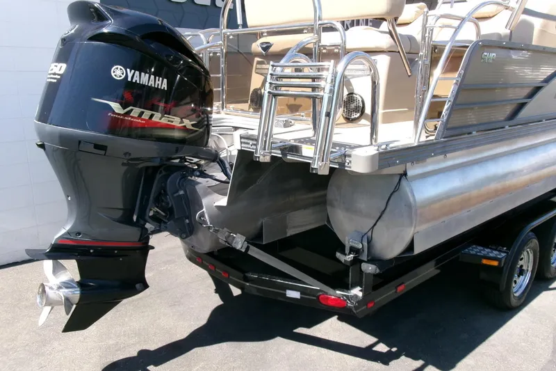 Slide: The Image of 2015 Manitou 25 SES Flip pontoon boat with Yamaha VMAX outboard motor. - 28