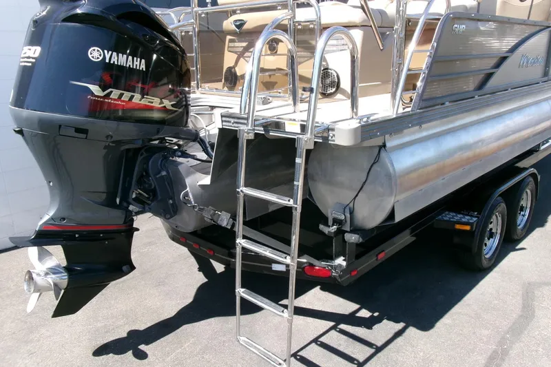Slide: The Image of 2015 Manitou 25 SES Flip pontoon boat with Yamaha VMAX outboard engine. - 29