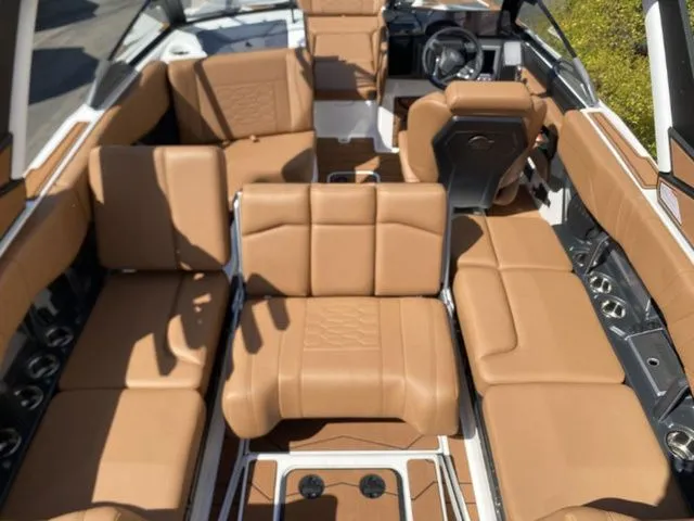 Slide: The Image of Malibu Wakesetter 23 MXZ 2026 - 12
