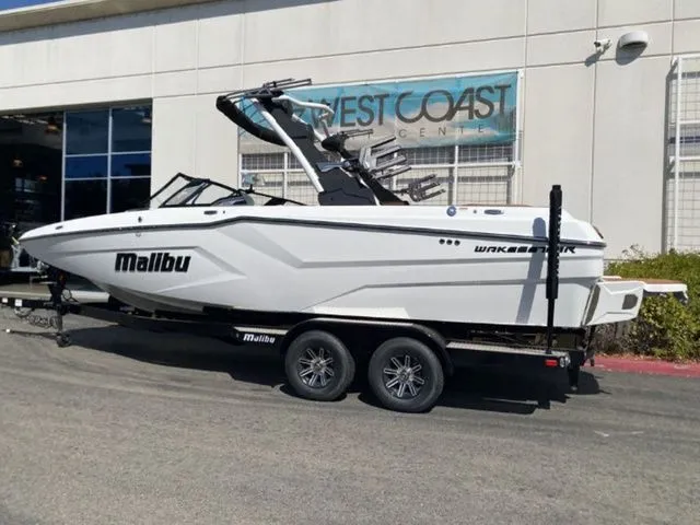 Slide: The Image of Malibu Wakesetter 23 MXZ 2026 - 2