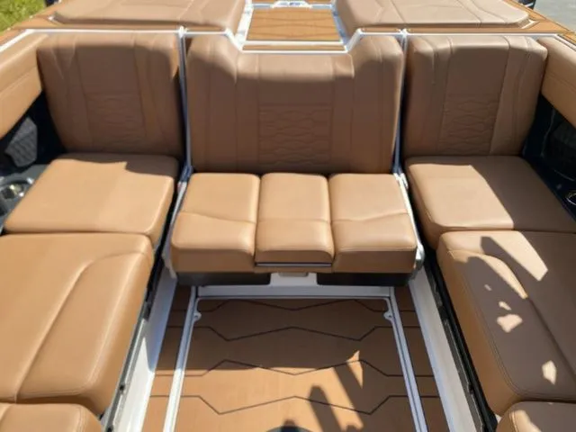 Slide: The Image of Malibu Wakesetter 23 MXZ 2026 - 10