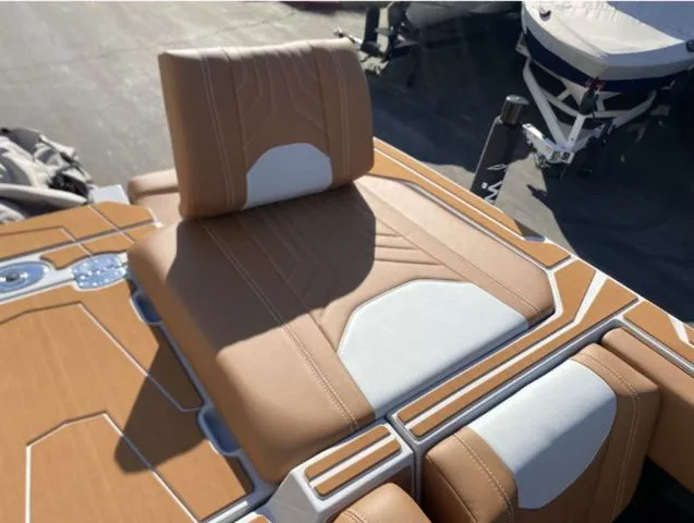 Slide: The Image of Brown and white seat in 2026 Malibu Wakesetter 25 LSV. - 22