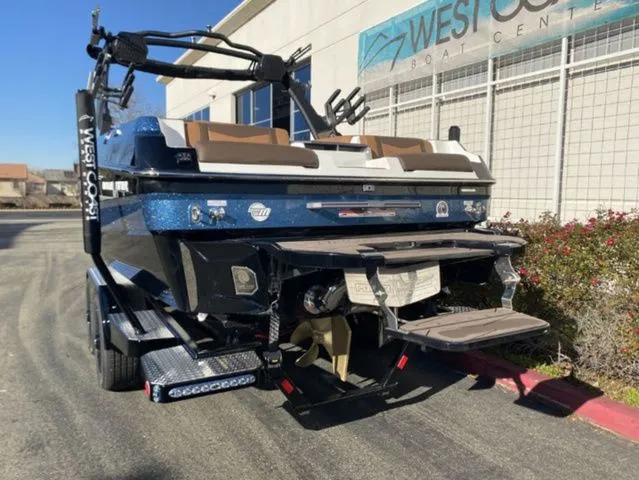 Slide: The Image of 2026 Malibu Wakesetter 23 MXZ boat at West Coast Boat Center. - 7