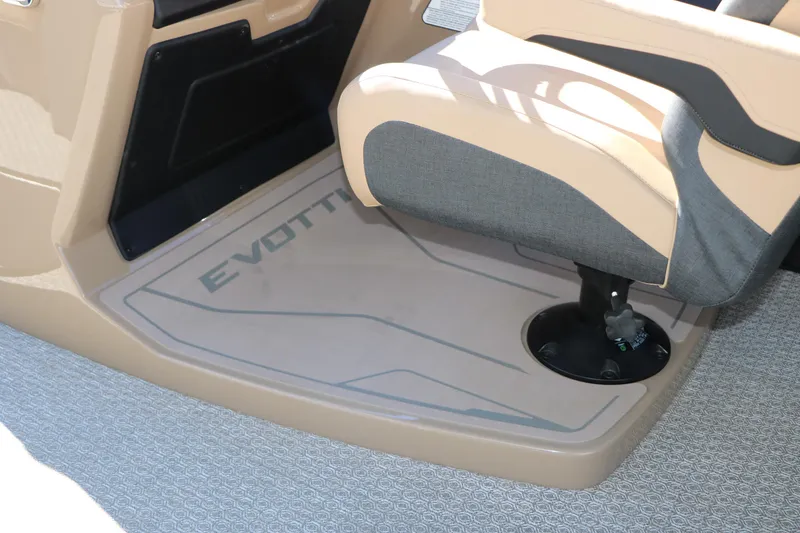 Slide: The Image of Captain's seat of 2026 Evotti 525 QL Tri-Toon boat, featuring beige and gray upholstery. - 28