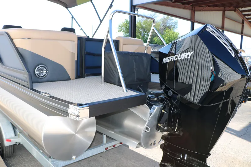 Slide: The Image of 2026 Evotti 525 QL Tri-Toon with Mercury outboard motor, rear view. - 7