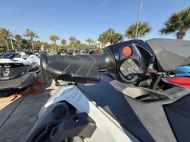 Slide: The Image of Handlebar of a 2021 Sea-Doo Fish Pro™ with iDF and sound system. - 6