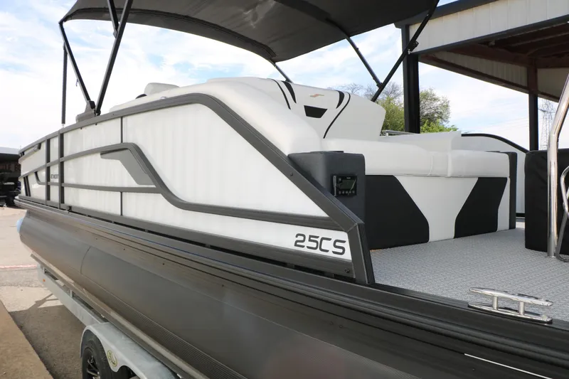 Slide: The Image of 2026 Evotti 725 CS Tri-Toon boat with sleek design and comfortable seating. - 30